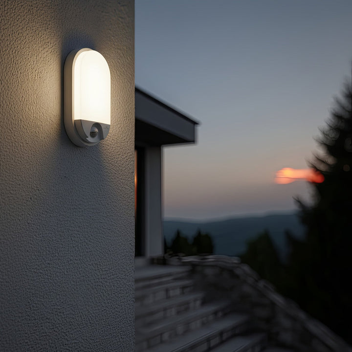 LED лампа с инфрачервен датчик за движение MCE340 W 1100lm 15W IP54 Maclean Energy цвят бял, цветова температура естествено бял (4000K)