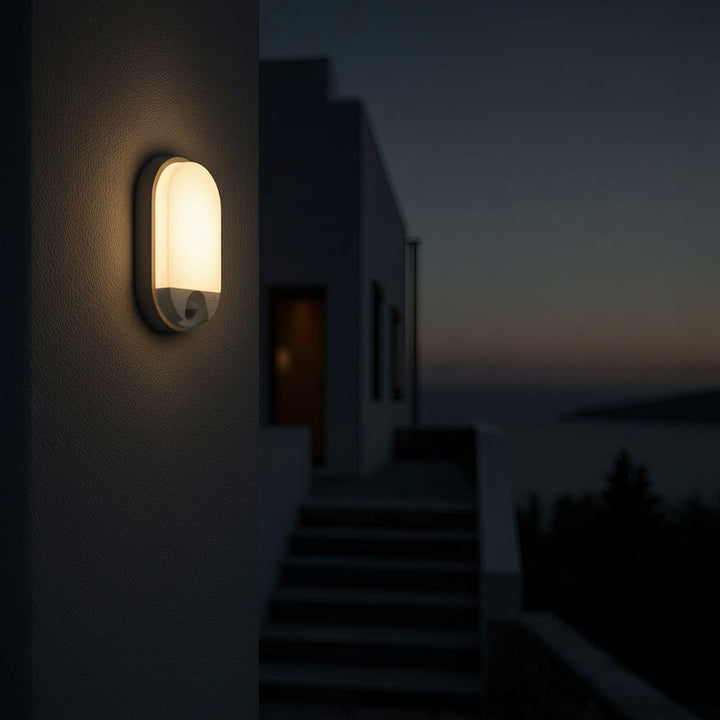 LED лампа с инфрачервен датчик за движение MCE340 W 1100lm 15W IP54 Maclean Energy цвят бял, цветова температура естествено бял (4000K)