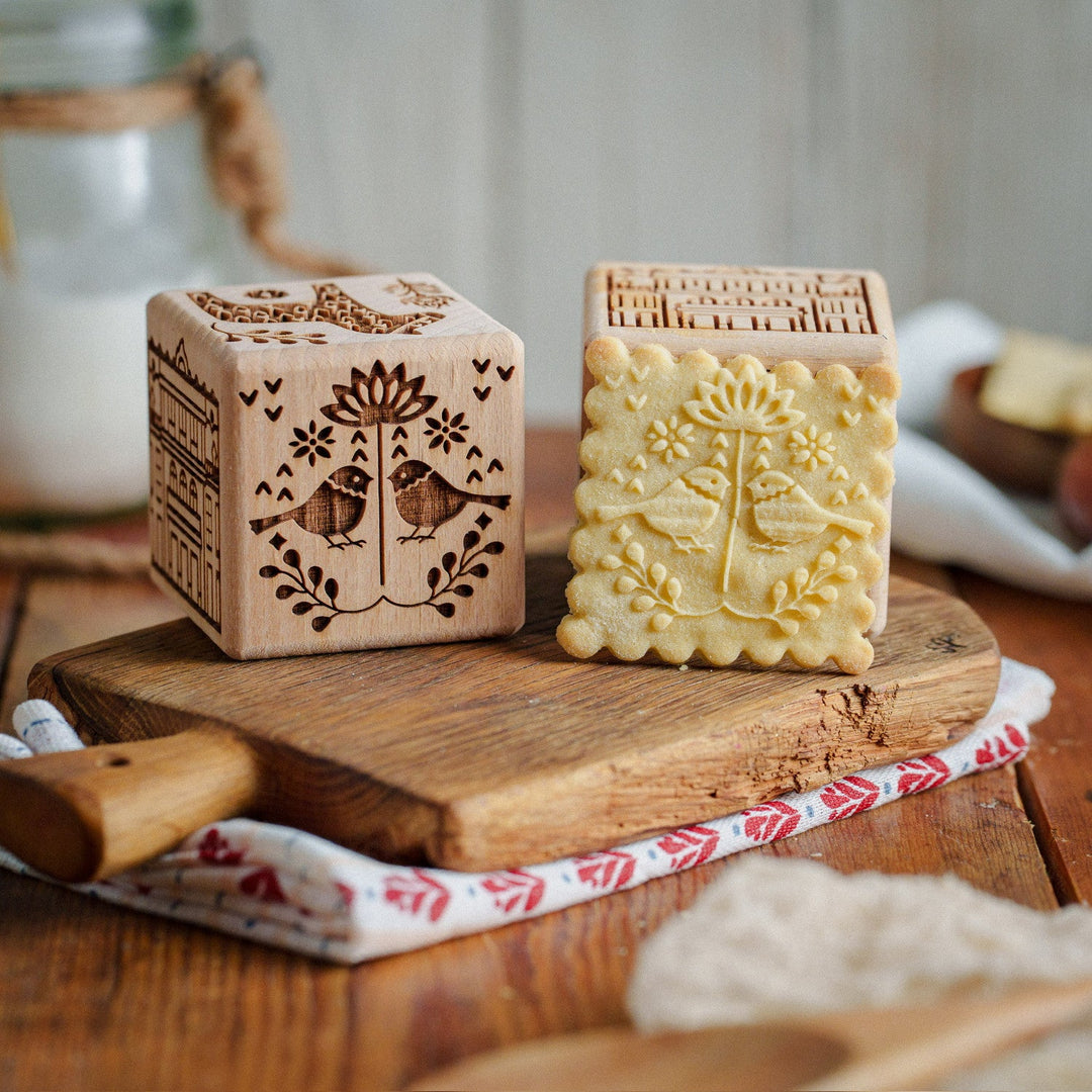 Goody Woody гравиран куб за торта, 6 см, бук, 6 дизайна, скандинавски стил