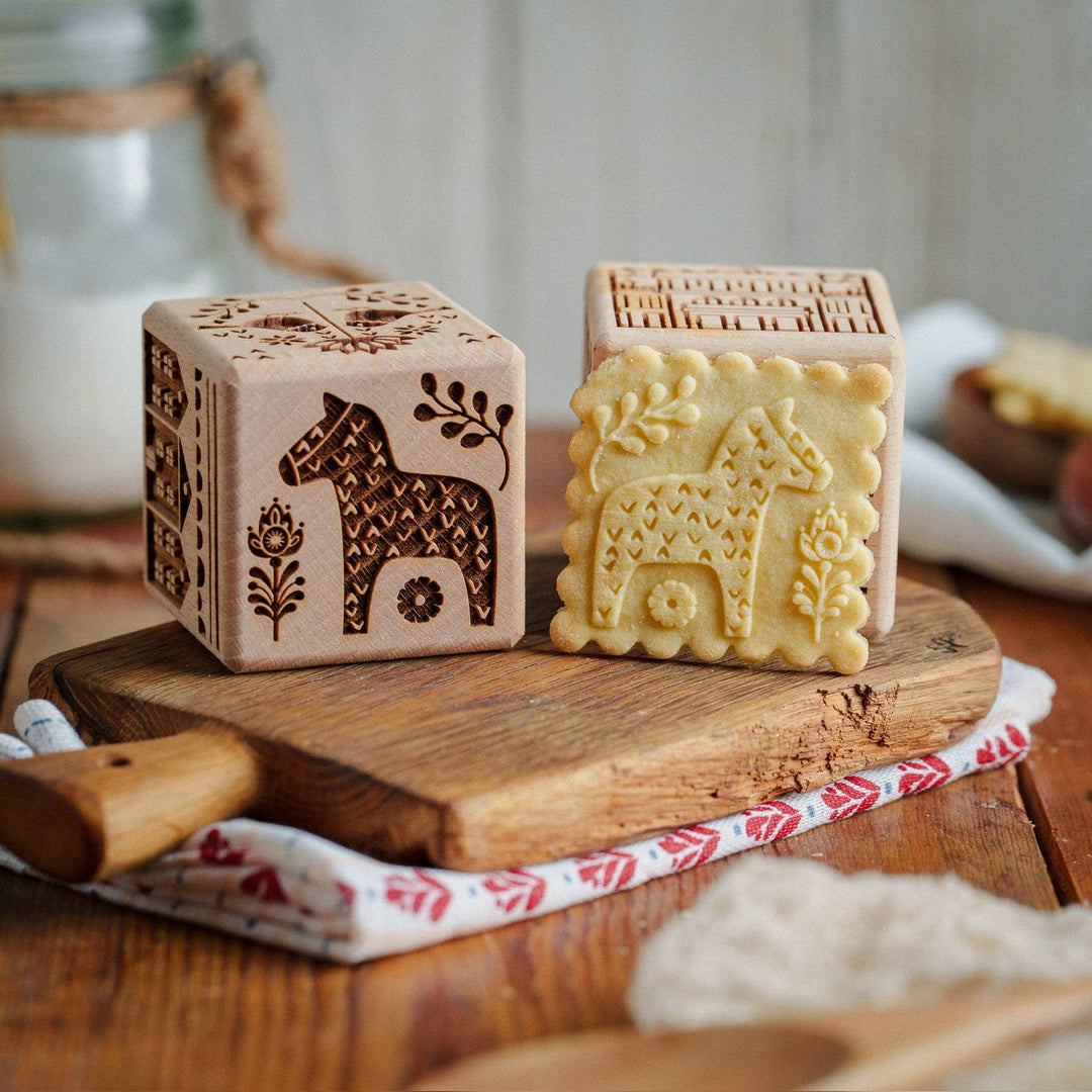 Goody Woody гравиран куб за торта, 6 см, бук, 6 дизайна, скандинавски стил