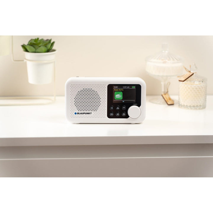 Преносимо радио Blaupunkt, DAB+ цифрово радио и FM тунер, Bluetooth, изход за слушалки, 2,4-инчов цветен дисплей, часовник и аларма, захранване с батерия и зареждане чрез USB-C, DR8WH