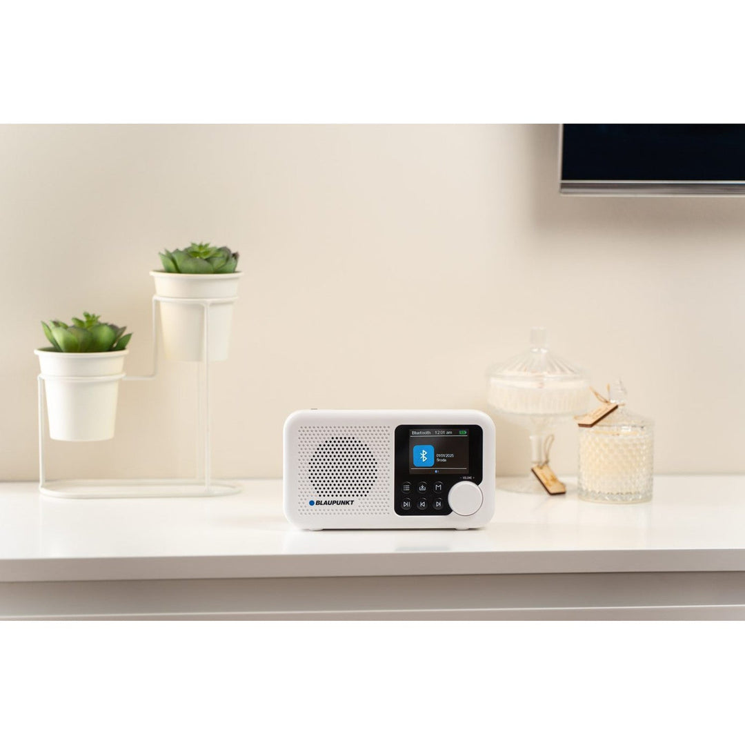 Преносимо радио Blaupunkt, DAB+ цифрово радио и FM тунер, Bluetooth, изход за слушалки, 2,4-инчов цветен дисплей, часовник и аларма, захранване с батерия и зареждане чрез USB-C, DR8WH