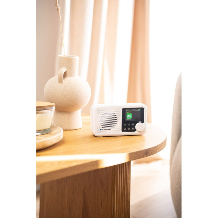 Преносимо радио Blaupunkt, DAB+ цифрово радио и FM тунер, Bluetooth, изход за слушалки, 2,4-инчов цветен дисплей, часовник и аларма, захранване с батерия и зареждане чрез USB-C, DR8WH
