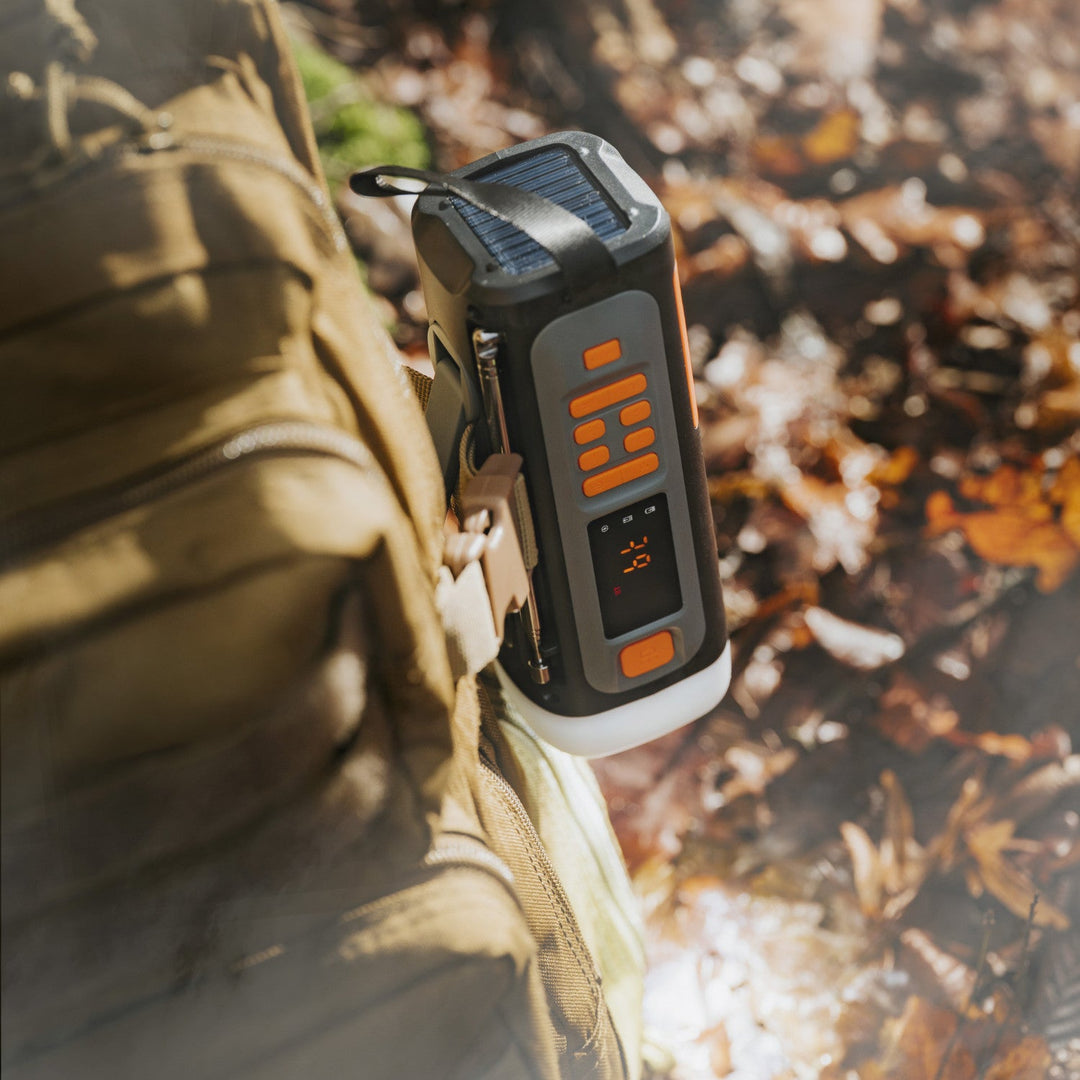 Аварийно радио Adler със соларен панел, ръчна манивела и power bank, Bluetooth 5.0, 4W LED фенер, 4500 mAh, AD 1920