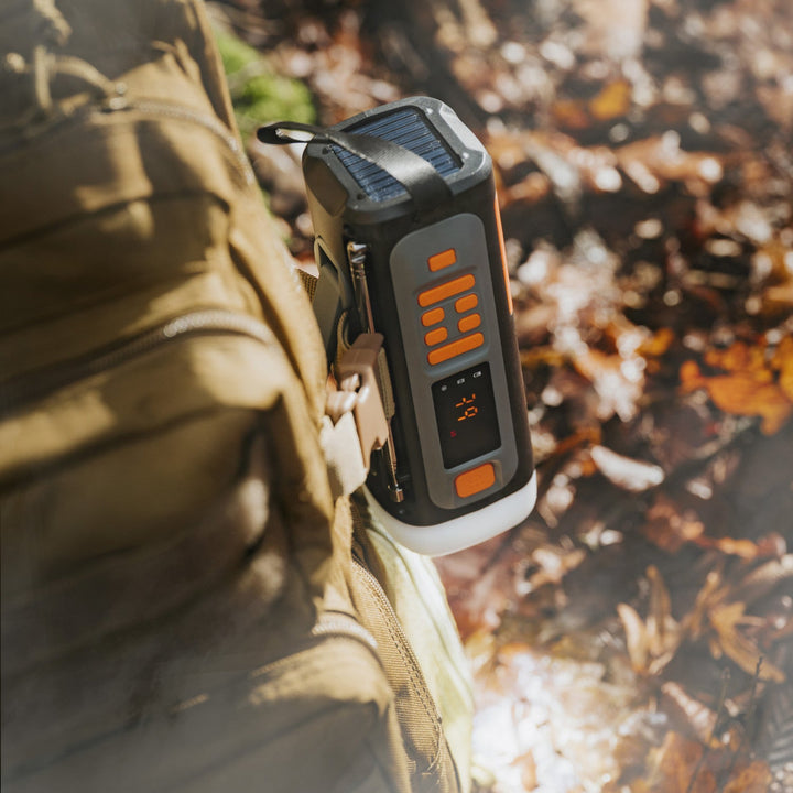 Аварийно радио Adler със соларен панел, ръчна манивела и power bank, Bluetooth 5.0, 4W LED фенер, 4500 mAh, AD 1920